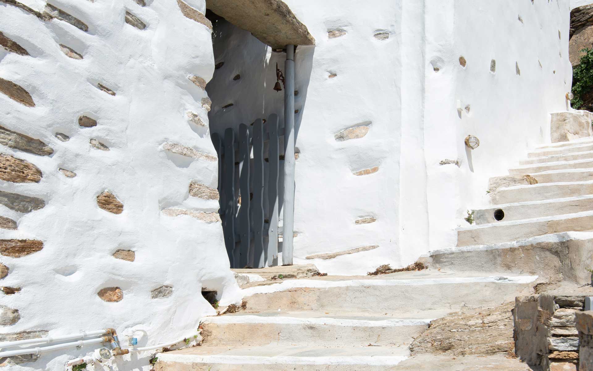 Πρόσβαση με σκάλες στο Art Houses Sifnos